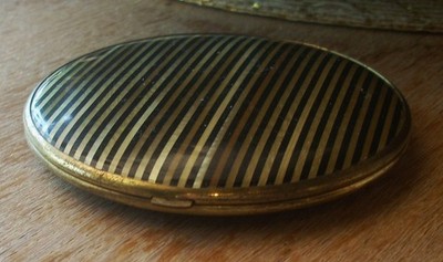 VINTAGE sleek ROUND COMPACT/NO POWDER/SIZE 3.5 two mirrors