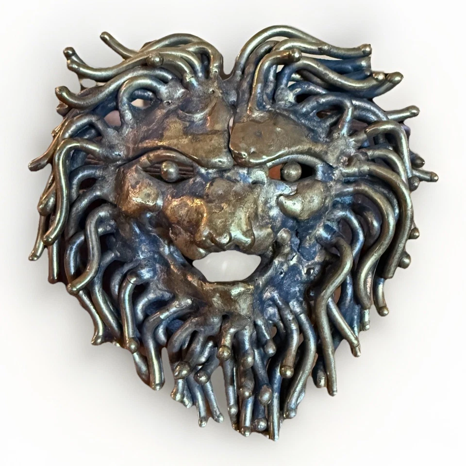 Cinturón de cuero de vaca de grano completo con hebilla de león brutalista de latón de la década de 1960 hecho a mano de colección Foto 4 de 4