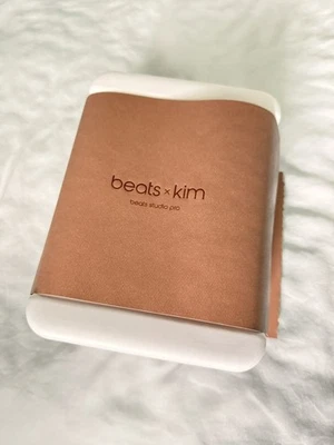 BEATS STUDIO PRO X KIM KARADASHIAN (DUNE) - Bild 1 von 4