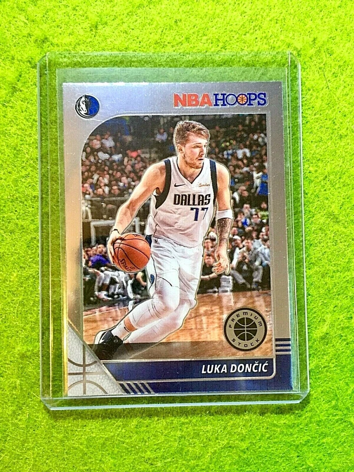 Tarjeta cromada plateada Luka Doncic Dallas Mavericks 2019 aros stock premium