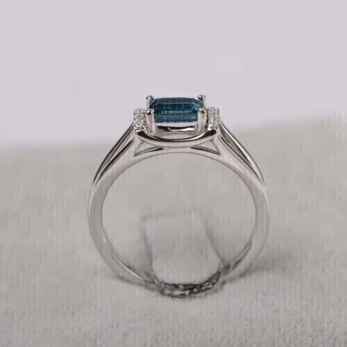 Anillo para mujer enchapado en oro blanco de 14 quilates corte esmeralda simulado topacio azul Londres Foto 2 de 4