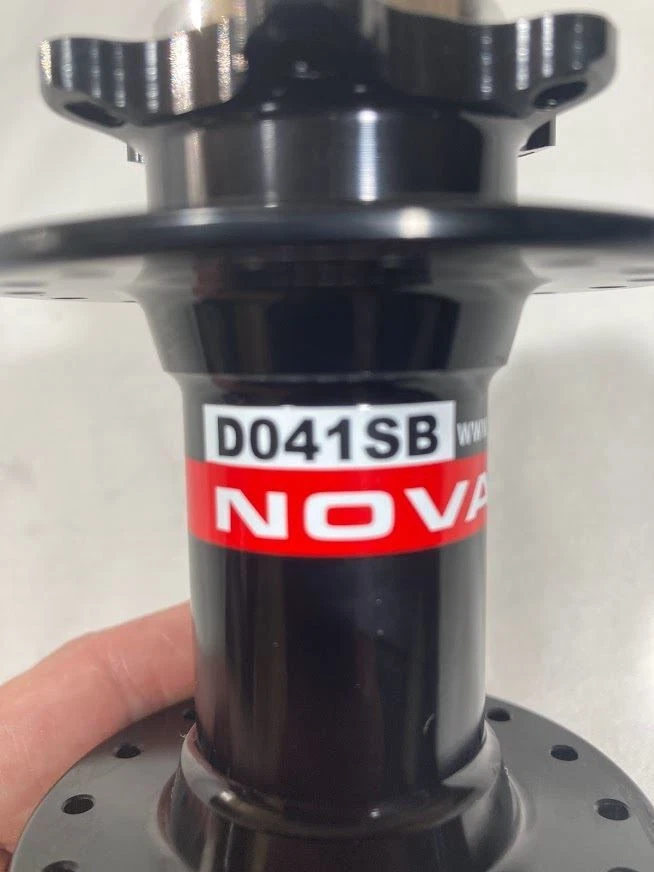 Buje delantero Novatec D041SB (9x108x100 mm) negro 28 orificios para disco MTB Foto 4 de 4