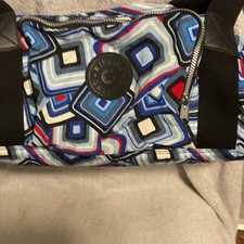 Borsone Kipling modello geometrico blu rosso nero bianco cerniera unisex