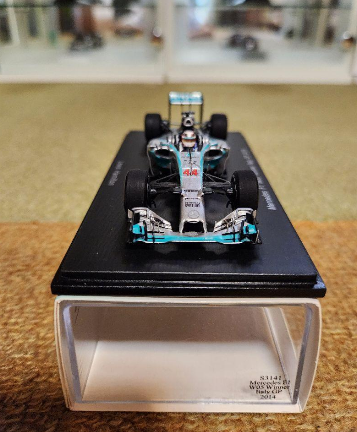 Used Spark 1:43 Mercedes F1 W05 Hybrid #44 Lewis Hamilton