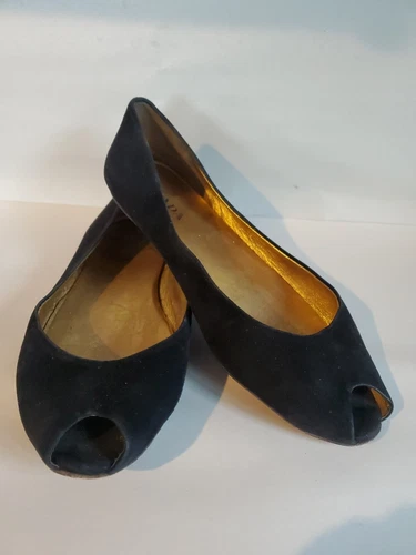 Chaussures plates bout ouvert en daim noir Prada taille 40,5