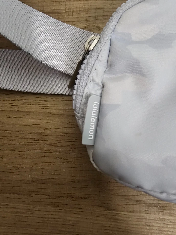 Lululemon Everywhere Belt Bag Camo Light Blue Silver - Image 4 of 4
