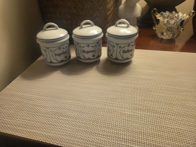 vintage ceramic spice jars from the Jäger Eisenberg Original Blau Saks