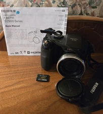 FUJIFIM FINE PIX - S700 7.1MP 10x Optical Digital Camera Black  w/X D- WORKS!!!!