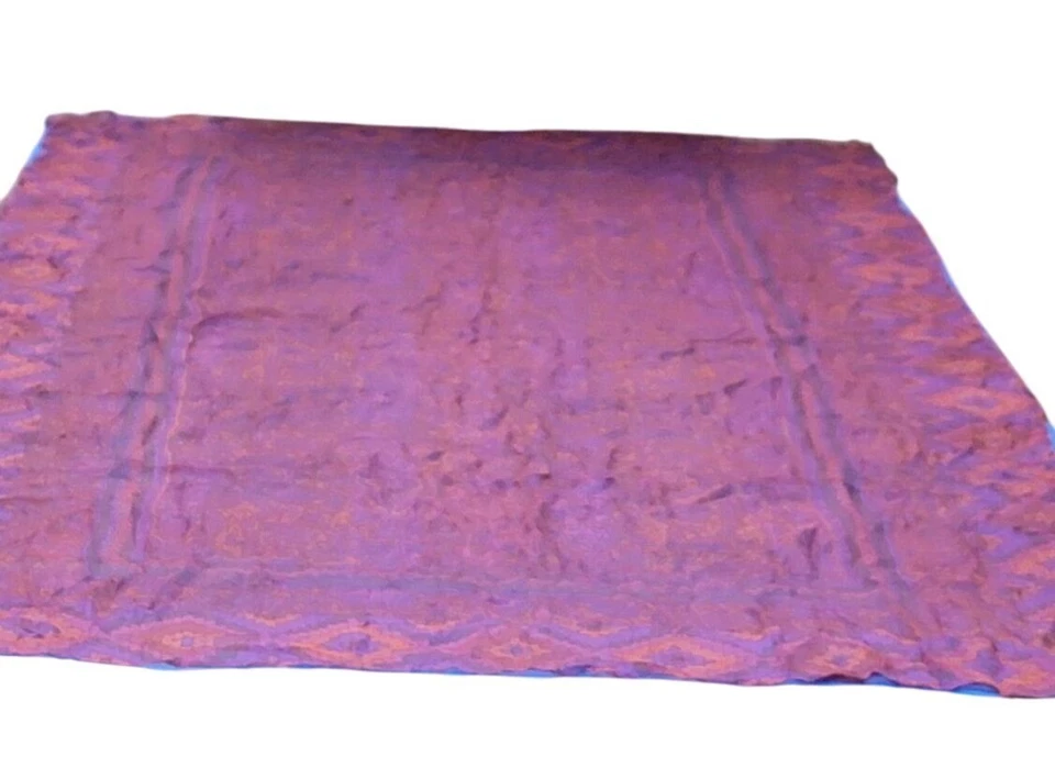 Bufanda de viscosa con patrón geométrico púrpura Theodora & Callum Foto 2 de 4