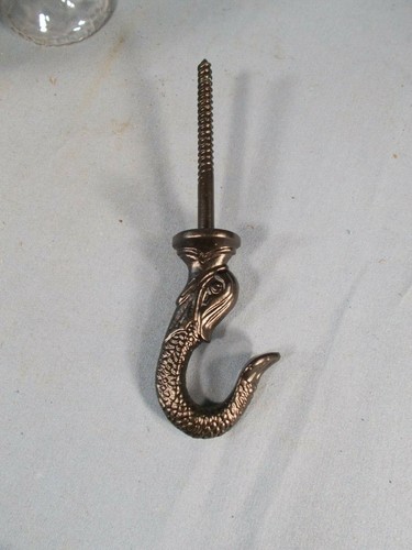 Viktorianischer Stil geprägter figürlicher DOLPHIN Gusseisen Haken 7 & 1/4 Zoll hoch - Bild 3 von 4