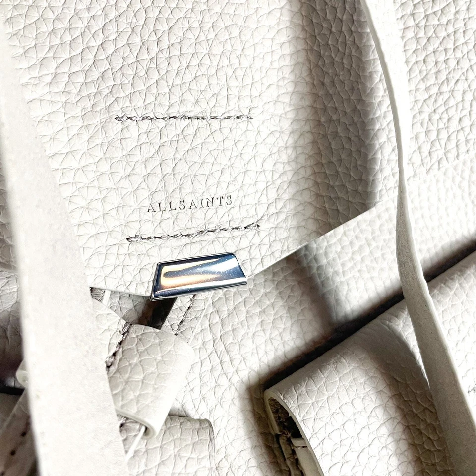 Mochila con etiquetas AllSaints Captain Lea Bolso Dune Beige Cuero Guijarro Foto 4 de 4