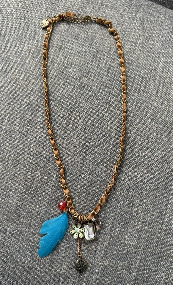 Collar Betsey Johnson Vintage Cinta Cadena Dije Pluma Arco Flor Foto 2 de 4