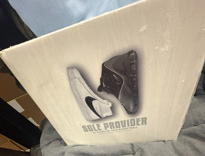 SOLE PROVIDER: 30 YEARS OF NIKE ☆ Sole Provider: Thirty Years of NIKE Basketball: aa: Amazon.com: Books