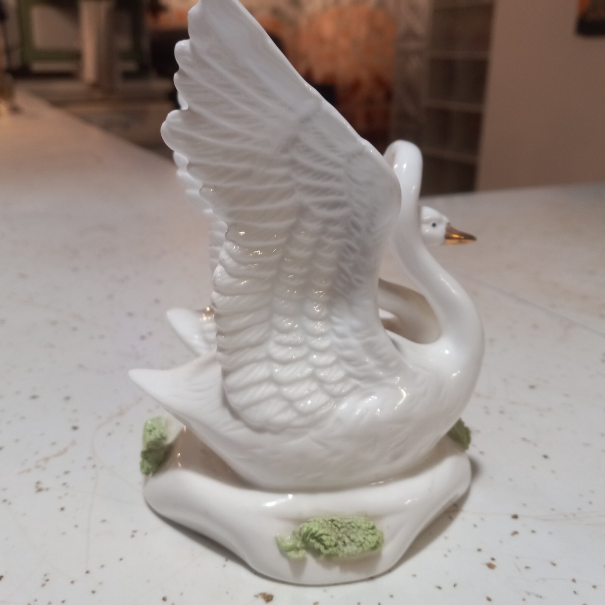 Two swans figurine, vintage, spaghetti grass 4”×4