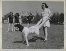 1942 Press Photo Ann Alelxander Jean Sta Wheelbarrow Race