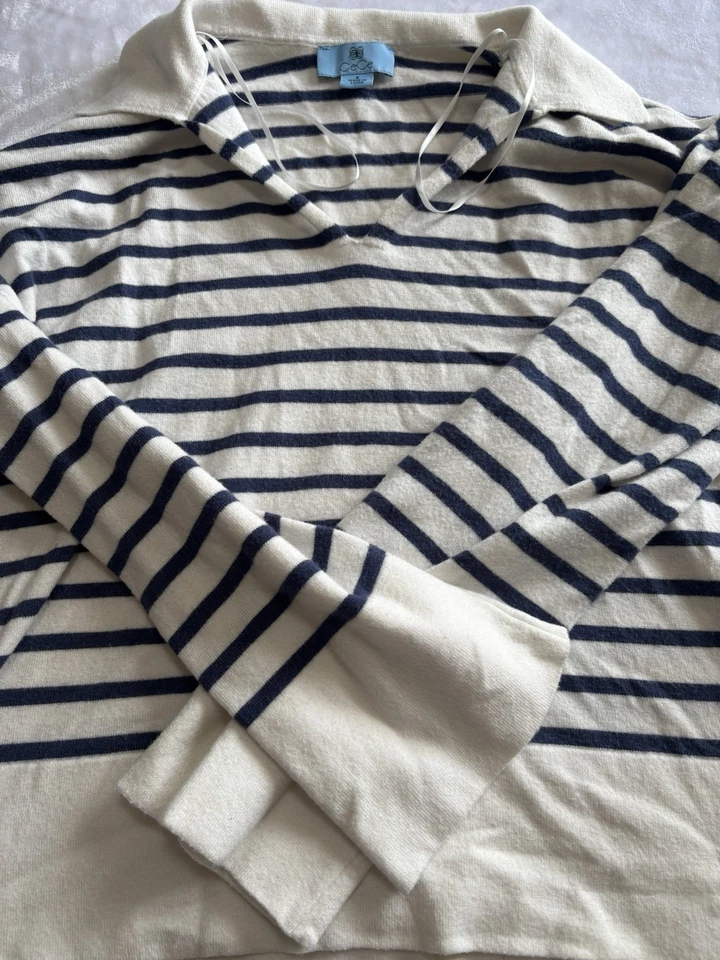 Suéter para mujer CeCe azul cachemir manga larga cuello redondo talla pequeña Foto 2 de 3