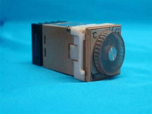 Omron E5C2-R20L-D E5C2R20LD Temperature Controller w/ Socket 