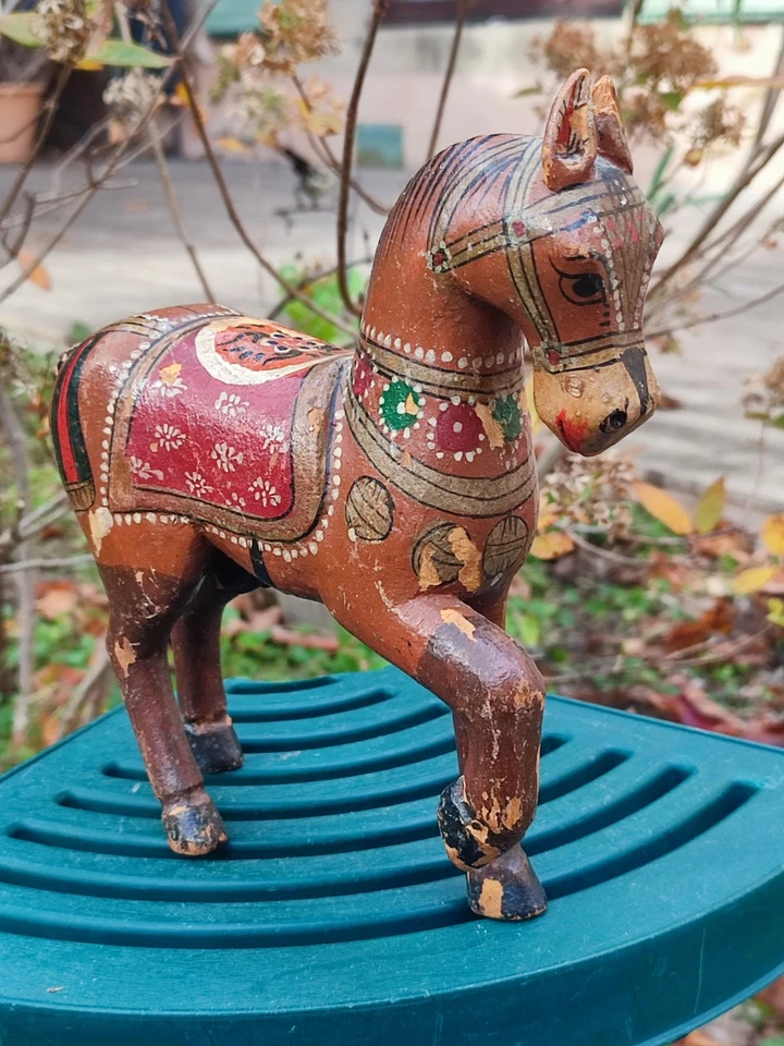 ANCIEN CHEVAL DE MARIAGE INDIEN EN BOIS SCULPTÉ PEINT 21,5 CM - Photo 3/4