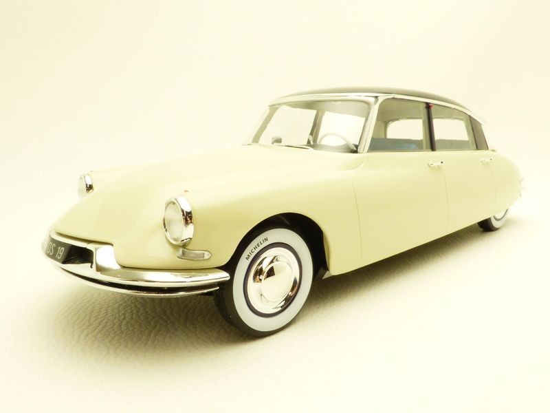 Citroen DS19 1955 champagne miniature 1/18 voiture de collection Salon de Paris