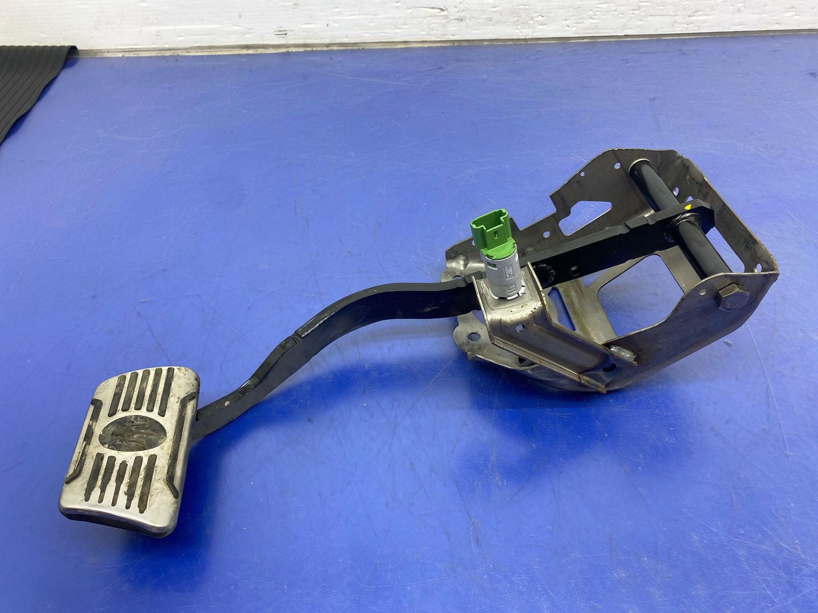 2017 - 2020 MASERATI LEVANTE M161 OEM BRAKE PEDAL ASSEMBLY 06700311050