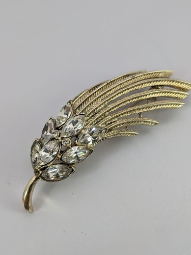 Spilla vintage firmata Coro Pegasus tono oro e strass grande - Foto 8 di 9