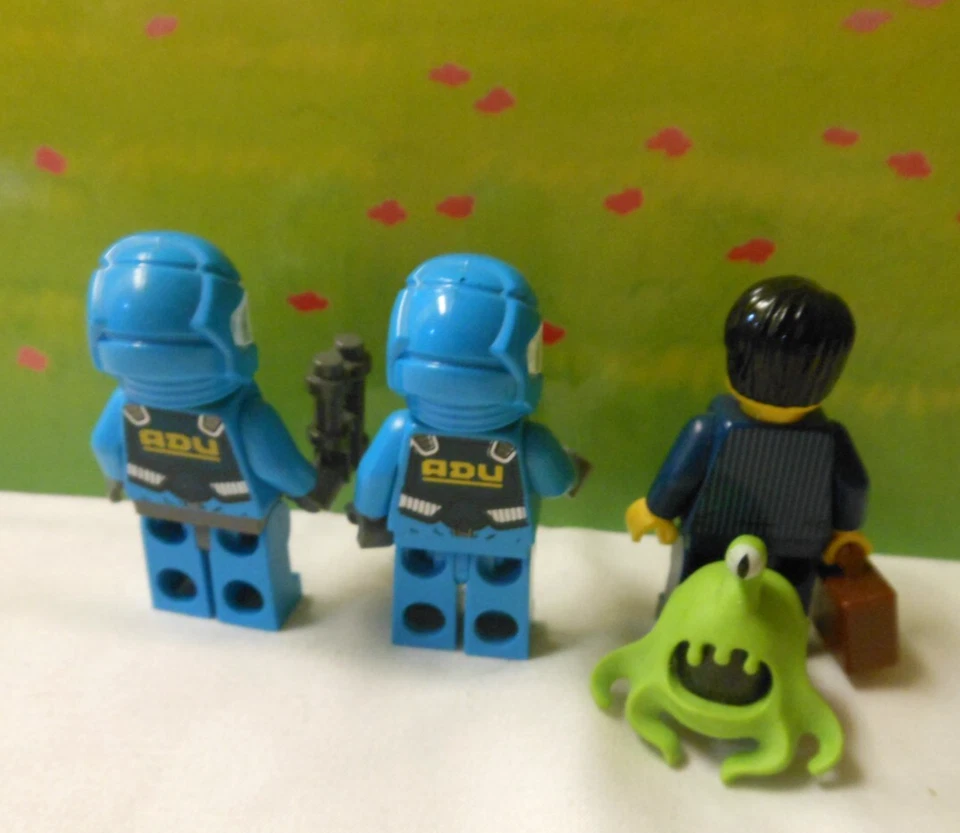 Lego 7066 Alien Conquest EARTH DEFENSE HQ Alien Clinger AND 3 MINI FIGURES 2011 - Image 3 of 3