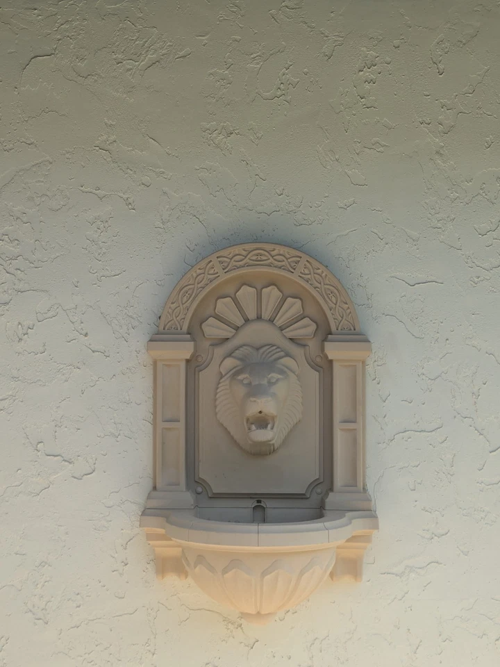 Fuente de pared cabeza de león de resina con diseño elegante para ocultar bomba de agua y mangueras. Foto 2 de 2
