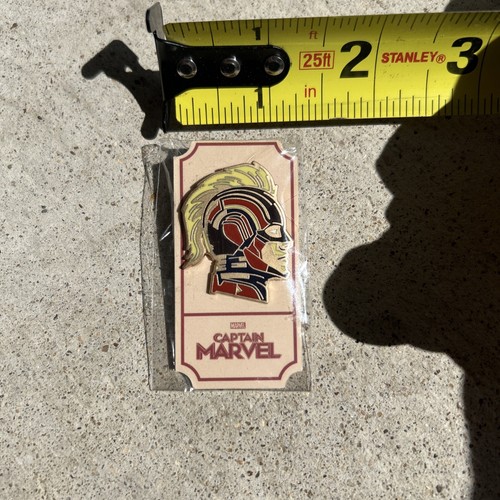 Prendedor Esmalte Mondo Casa Draftal Álamo Exclusivo Capitana Marvel Vengadores Disney - Imagen 5 de 6