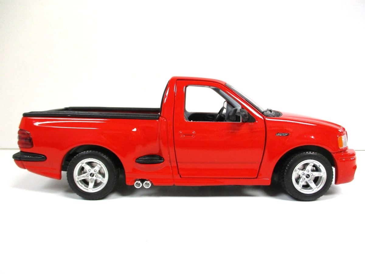 BBURAGO - 1999-2004 FORD F-150 SVT LIGHTNING PICKUP TRUCK - 1/21