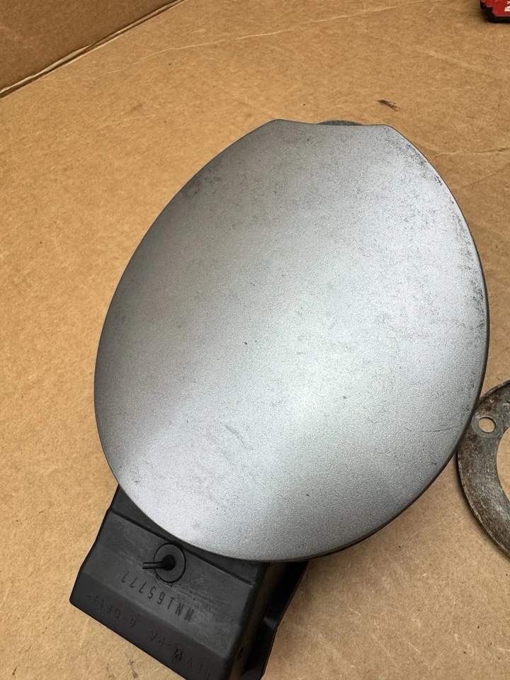 Puerta del tanque de combustible Mitsubishi Eclipse 2006-2012 OEM color azulado/plateado Foto 4 de 4