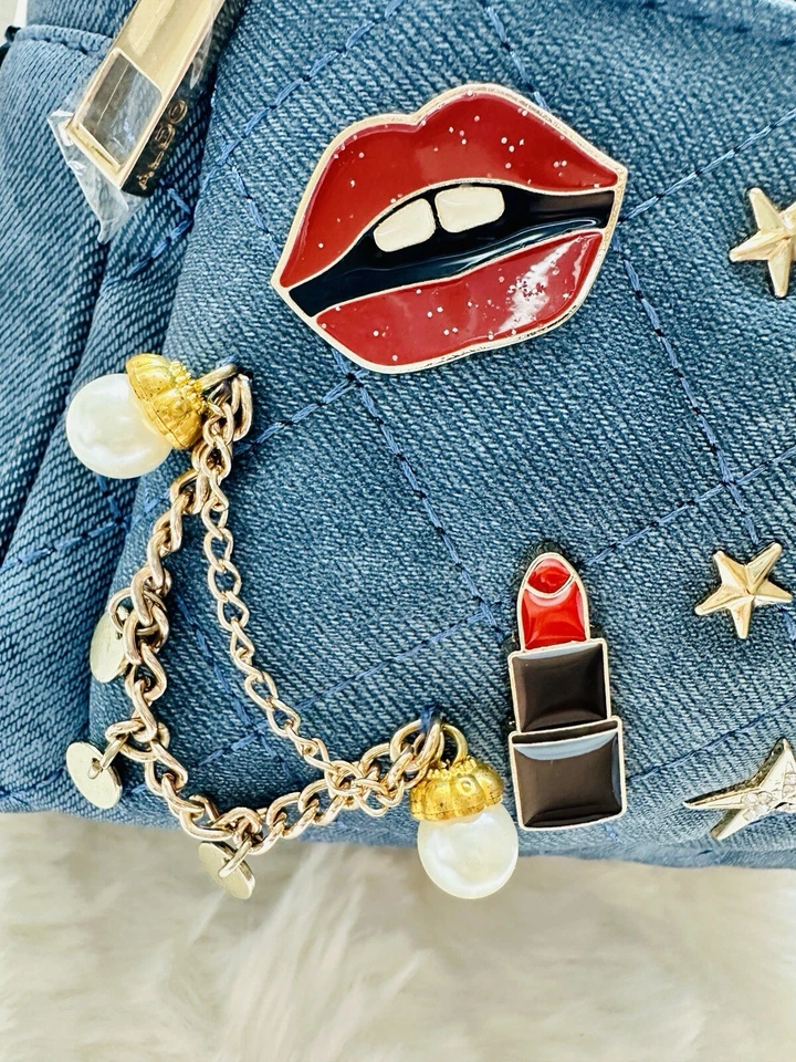 NUEVO CON ETIQUETAS ALDO Denim Azul OOTD Mochila Dijes Prendedores Estrás Perlas Cadena Correa Y2K Foto 3 de 4