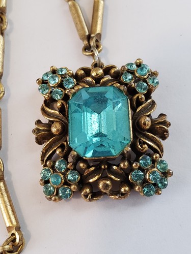 Collana con ciondolo Coro vintage anni 40 tono oro strass blu chiusura antica - Foto 4 di 14
