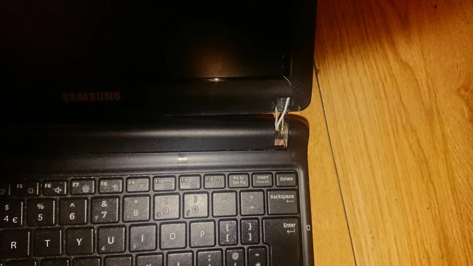 Samsung N145-Plus Netbook Mini Laptop with broken hinge - Image 2 of 3