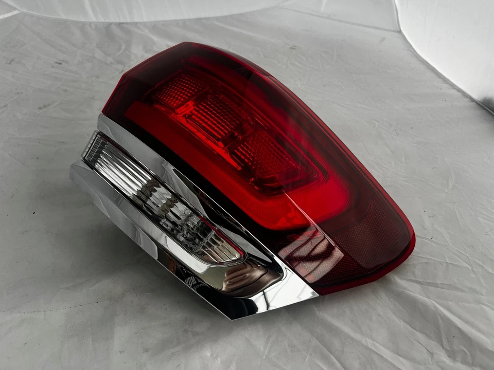 Jeep Grand Cherokee 2020-2022 luz trasera exterior LED * DERECHA * OEM 68471328AA Foto 2 de 4