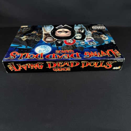 The Living Dead Dolls 2003 gioco da tavolo Mezco Toys raro fuori produzione horror LEGGI - Foto 4 di 11