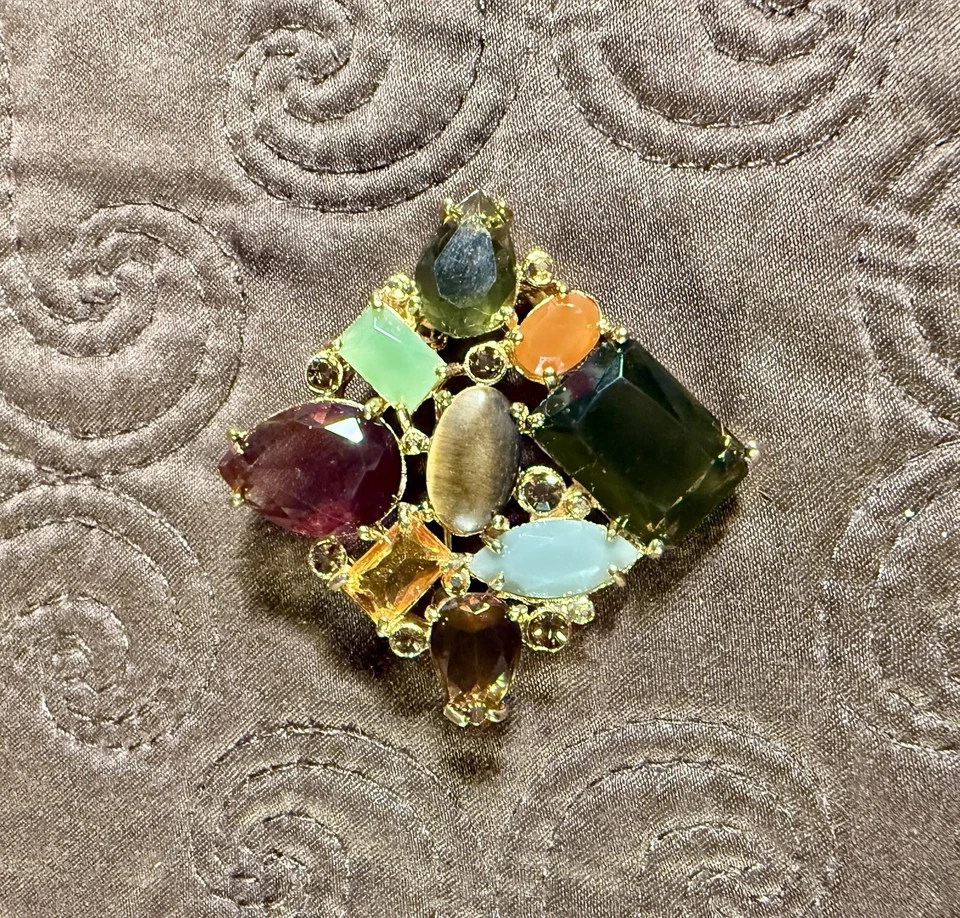 Broche prendedor Ralph Lauren tono dorado con logotipo pavé Foto 4 de 4