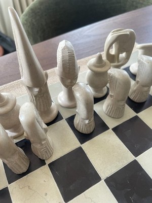Afrikanisches Schachset   handgeschnitzt aus Speckstein   Unikate Figuren 