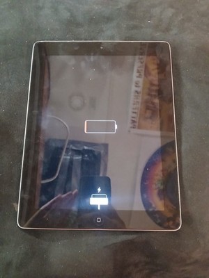 Apple iPad 2 A1395 16 GB Wi-Fi 9.7 in - White(SCREEN TURNS ON BUT DOESNT STAY ON