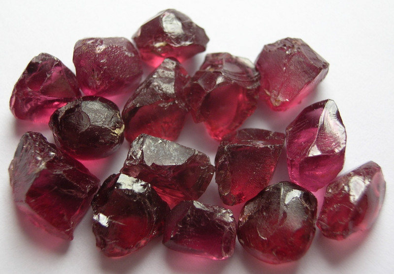 GARNET / RHODOLITE, PINK WITH A RED & PURPLE TONE ROUGH FOR FACETING, TANZANIA