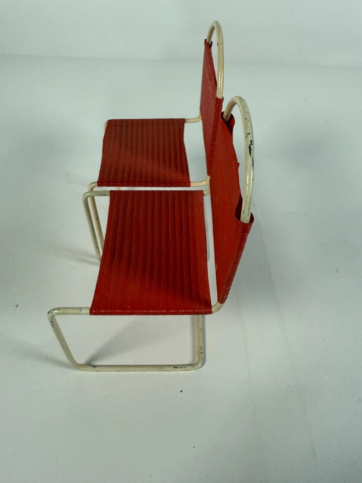 Par de sillas de exterior vintage de metal para casa de muñecas de 1952 Foto 4 de 4