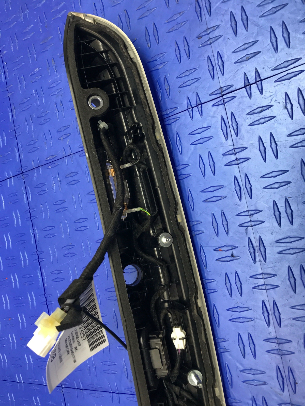 2014 - 2016 MASERATI GHIBLI M157 TRUNK LID MOLDING LICENSE LIGHT LAMP 670017272