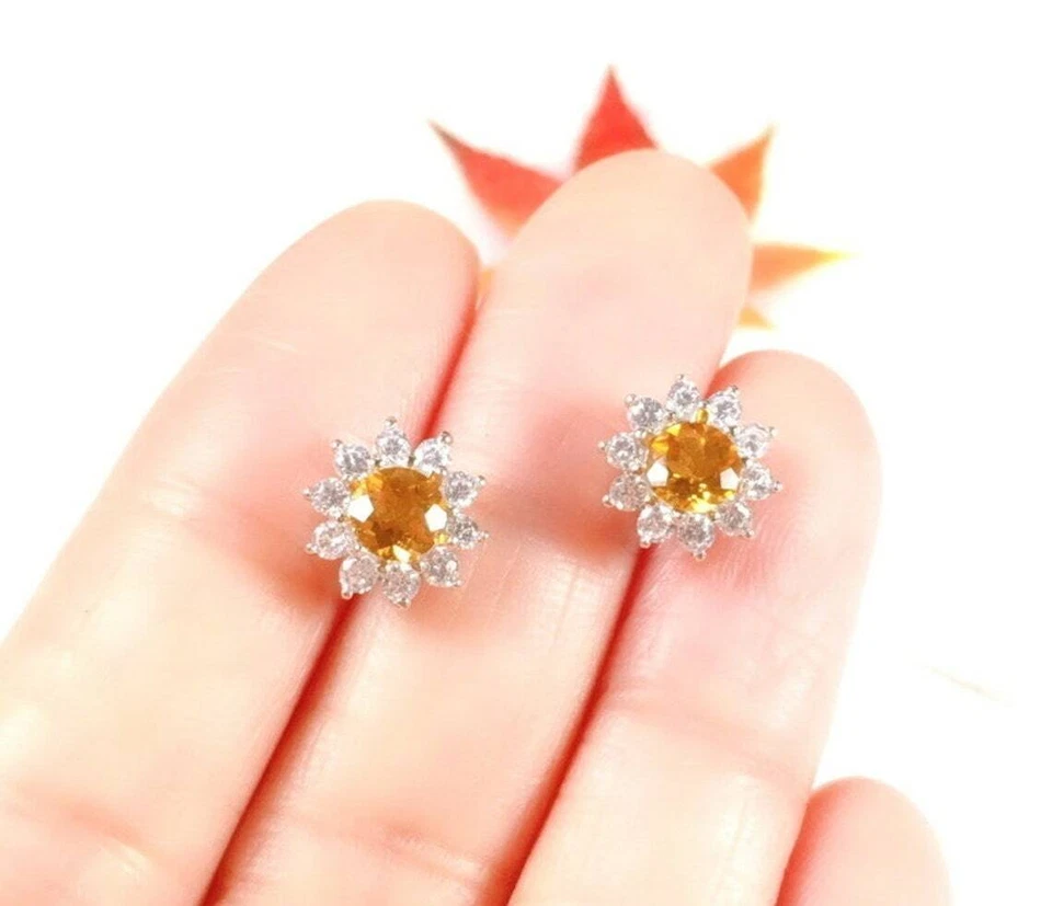 Aretes redondos para mujer con flor de citrino creados en laboratorio de 2 quilates enchapados en oro blanco de 14 quilates Foto 2 de 4