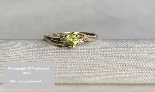 Size 7 Estate Ring 10k Solid Gold 💚 HEART SHAPE PERIDOT & 2 NATURAL DIAMONDS - Picture 4 of 18