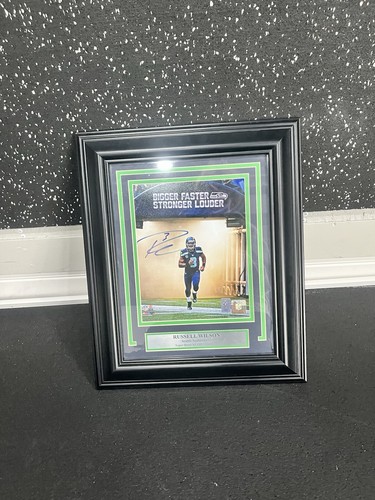 Russell Wilson Autographed Portrait - Bild 1 von 2