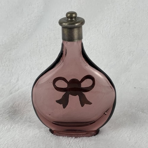 Vintage Perfume Bottle (empty) With Silver Tone & Pearl Bow Screw On Lid  - Afbeelding 2 van 13