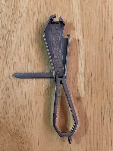 SWISS+TECH Micro Slim 9 in 1 Multi Purpose Pocket Multi Tool Keychain Pliers - Picture 4 of 6