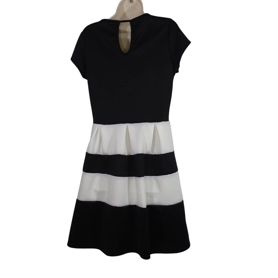 Vestido Charlotte Russe negro blanco a rayas plisado para mujer talla XL con ojo de cerradura en la espalda Foto 3 de 4