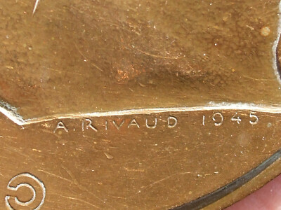 Médaille Ancienne 1945 Charles De Gaulle En Bronze Signée - Grande Taille, état Correct