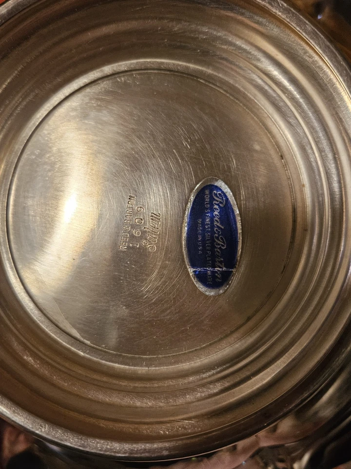 Frutero de colección Reed & Barton Salem 1609 con patas festoneado plateado Foto 2 de 2