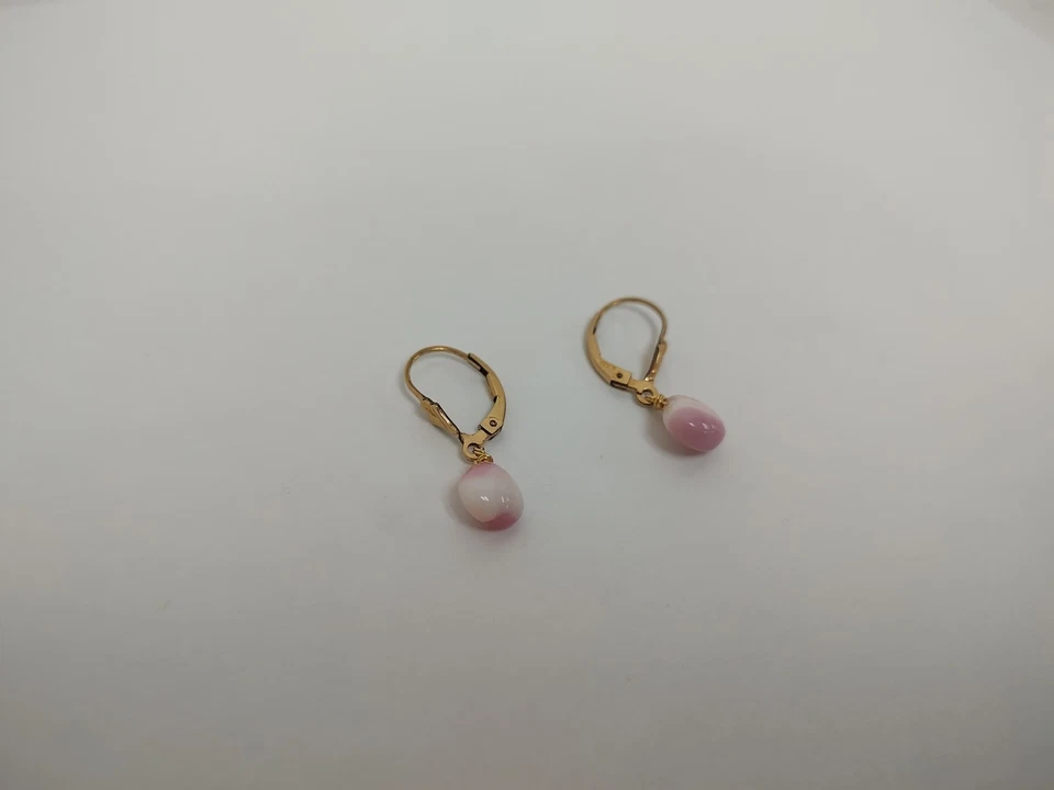 Pendientes con cierre de palanca de cuarzo rosa de oro de 14 quilates Foto 2 de 4